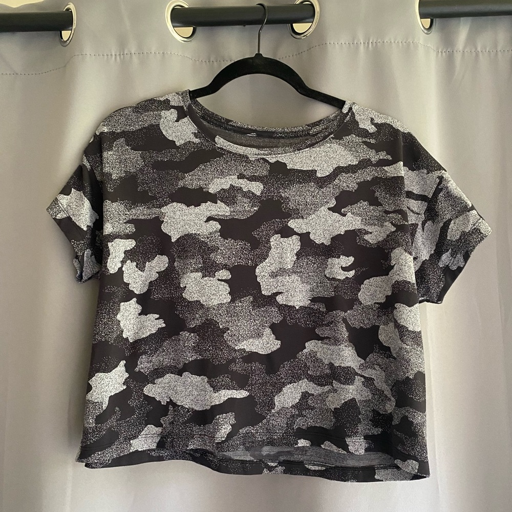 LULULEMON camo cropped tee